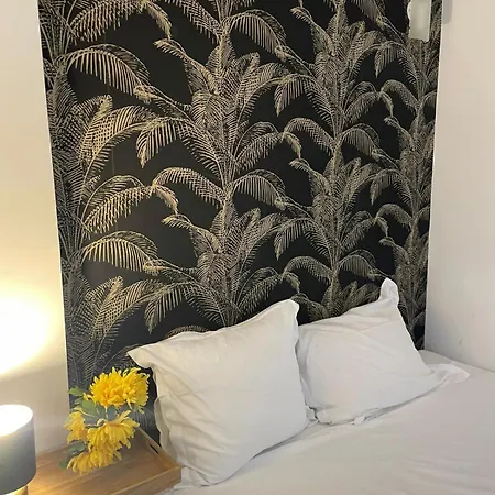 Walking Distance To Charming Canal St Martin For 4 * 파리