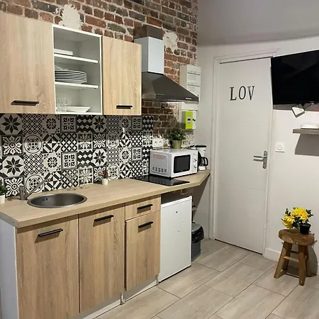 아파트 Walking Distance To Charming Canal St Martin For 4 파리